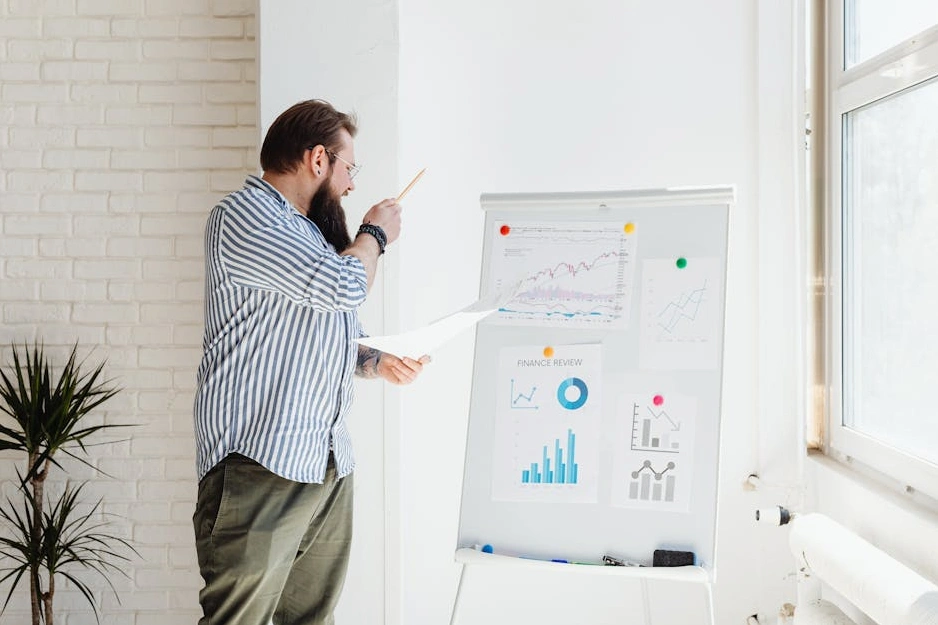 Manager che pianifica attività su una lavagna strategica.