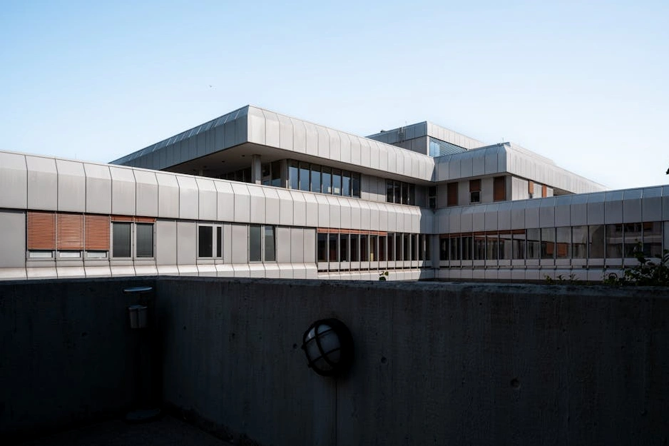 Moderno edificio universitario che rappresenta la sede di Leader di Domani.